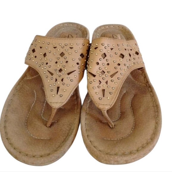 Clarks Artisian Amaya Studded Cut-out Thong Leather Sandals Size 9 - Picture 2 of 10